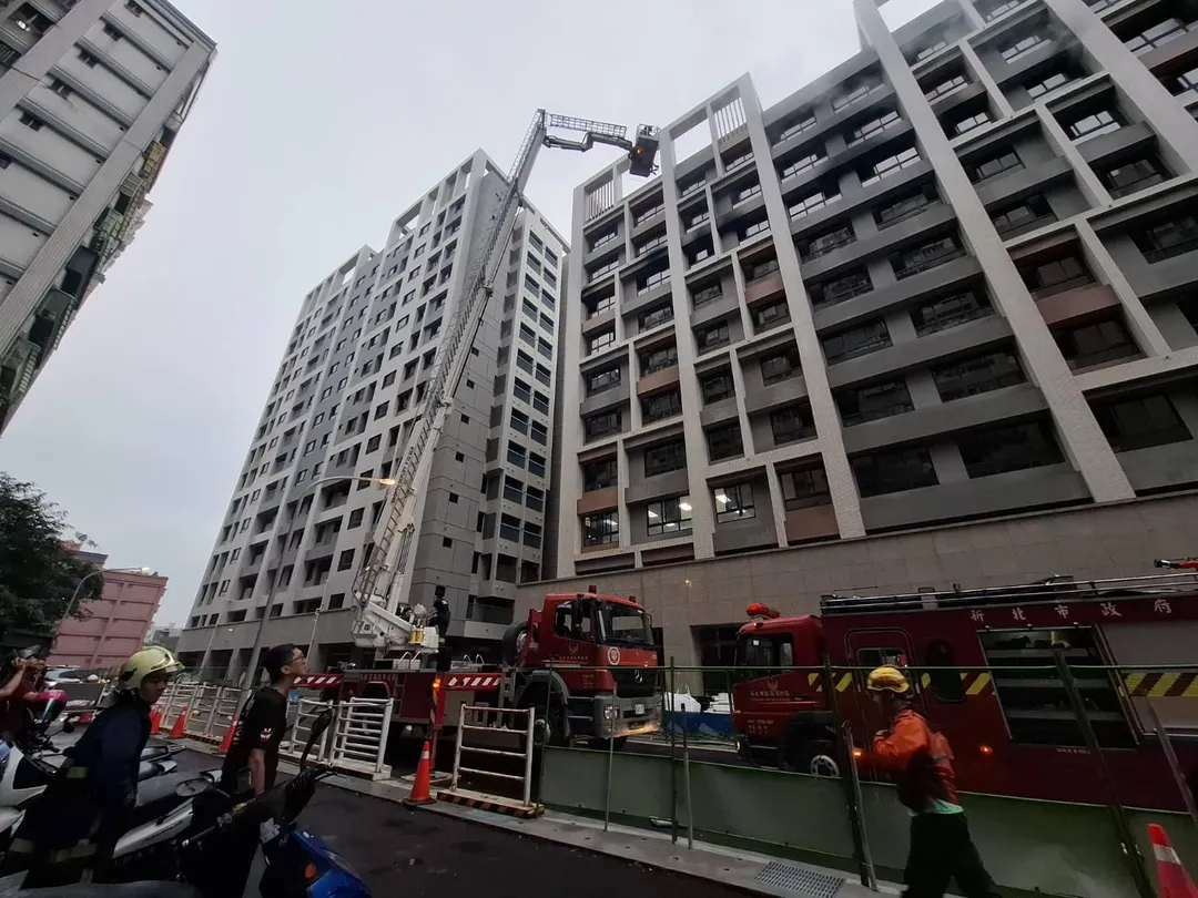 新北市土城區中央路四段54巷一處建案工地,今(1)日下午4時許發生火警事故,工地8樓竄出大量濃煙,2名工人受困陽台待援。(圖/翻攝畫面)
