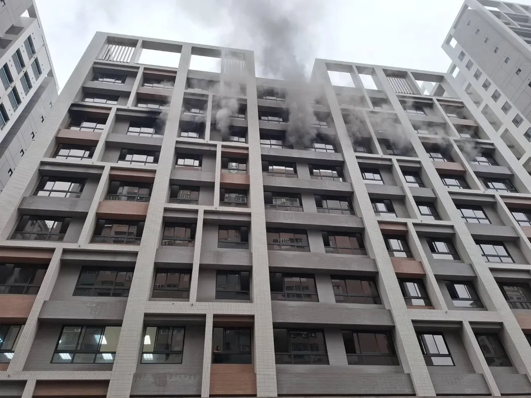 新北市土城區中央路四段54巷一處建案工地,今(1)日下午4時許發生火警事故,工地8樓竄出大量濃煙,2名工人受困陽台待援。(圖/翻攝畫面)