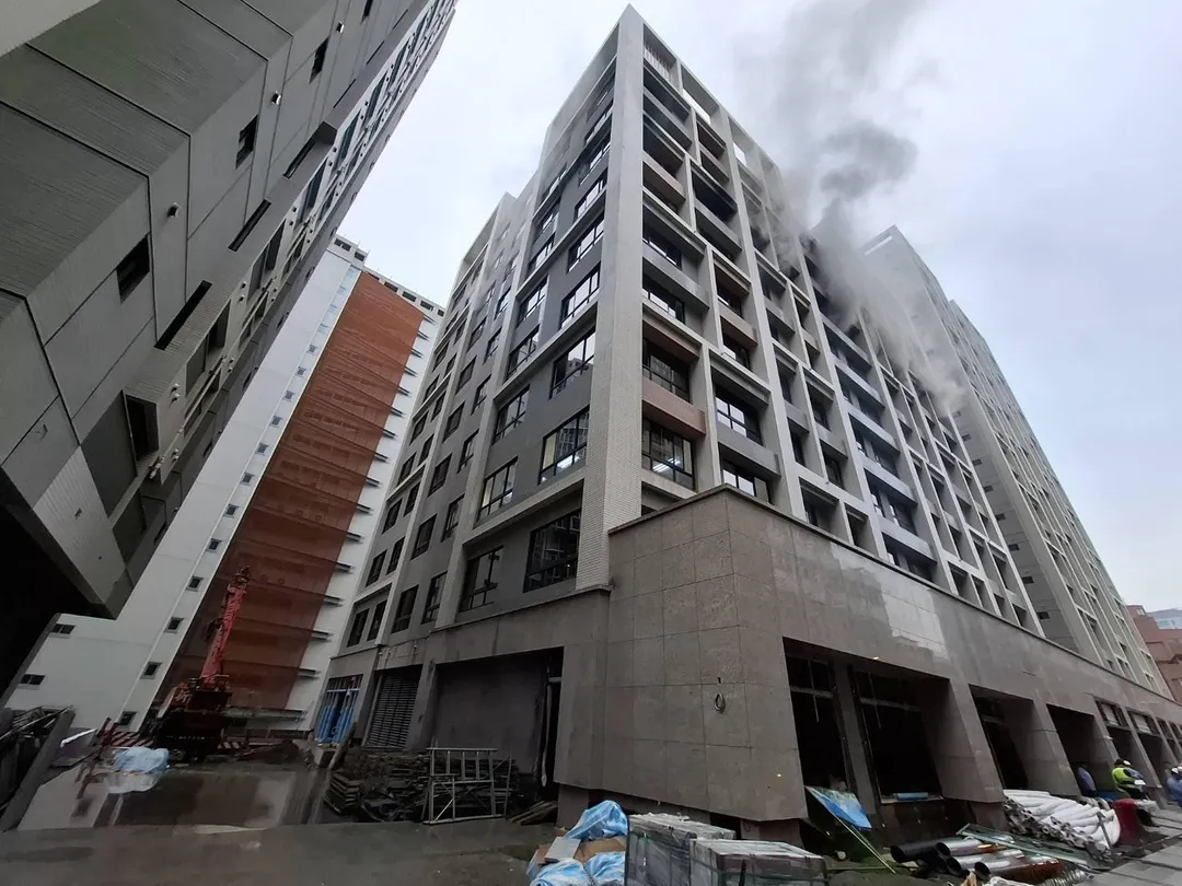 新北市土城區中央路四段54巷一處建案工地,今(1)日下午4時許發生火警事故,工地8樓竄出大量濃煙,2名工人受困陽台待援。(圖/翻攝畫面)