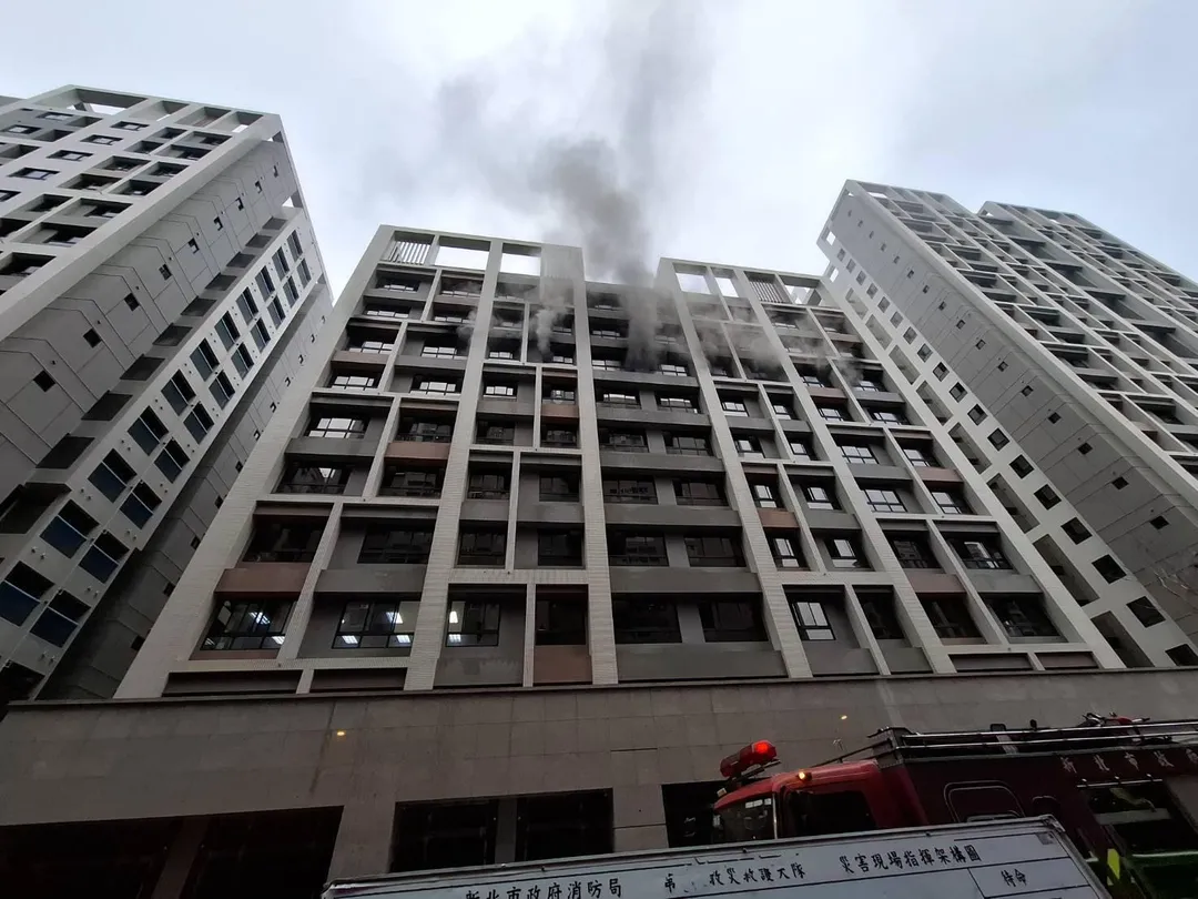 新北市土城區中央路四段54巷一處建案工地,今(1)日下午4時許發生火警事故,工地8樓竄出大量濃煙,2名工人受困陽台待援。(圖/翻攝畫面)