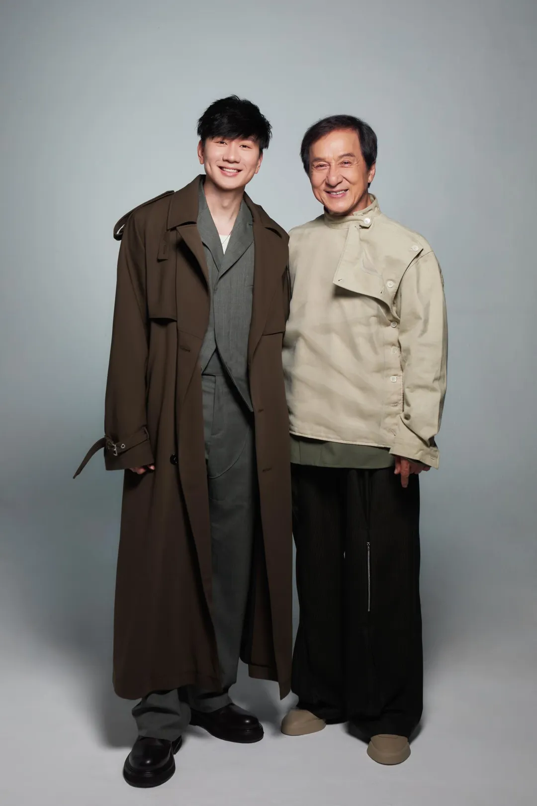 成龍(右)笑稱唱英文繞口令對他來說很難。(圖/JFJ Productions提供)