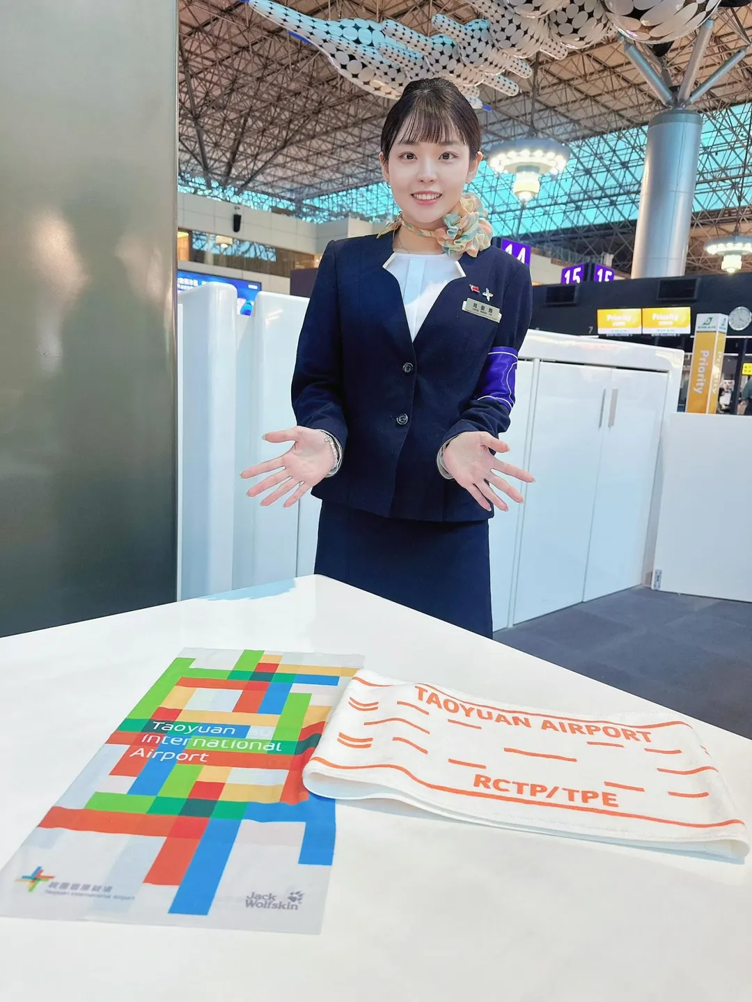 軍人旅客出示軍人身分證與登機證，可至第一、二航廈出境服務臺兌換專屬限量紀念品。（圖／桃園國際機場公司提供）