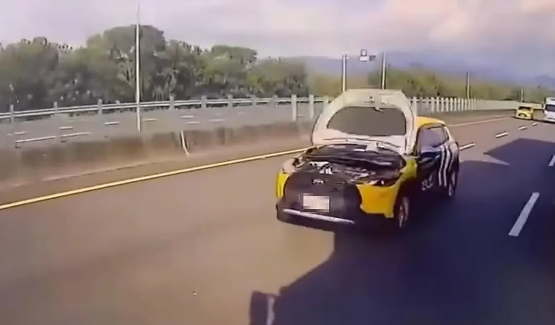 近日一段計程車引擎蓋未完全關閉就上路的影片在社群媒體引發討論。（圖／爆廢公社）
