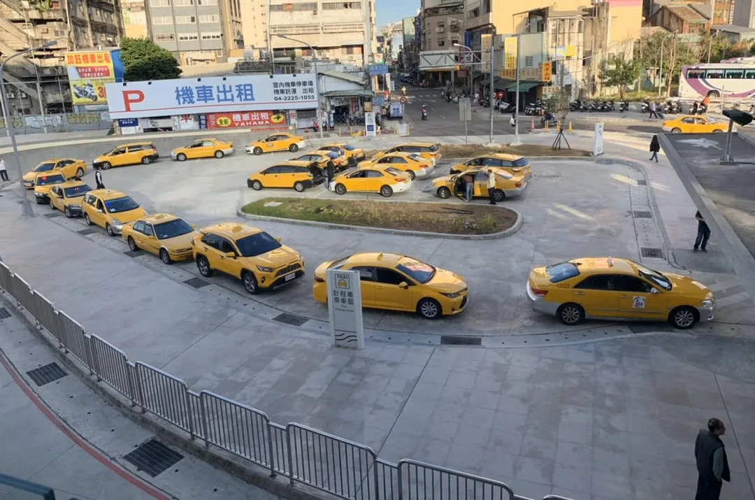 有網友指出許多計程車在排班區都會將引擎蓋留一縫進行散熱，但部分司機卻在上路時忘記將引擎蓋關好。（示意圖，與新聞事件無關，翻攝畫面）