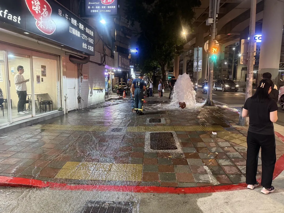 吊車駕駛未注意人行道上的消防栓，當場撞斷栓體導致大量自來水噴湧。（圖／翻攝畫面）