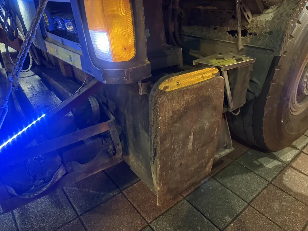 吊車駕駛未注意人行道上的消防栓，當場撞斷栓體導致大量自來水噴湧。（圖／翻攝畫面）