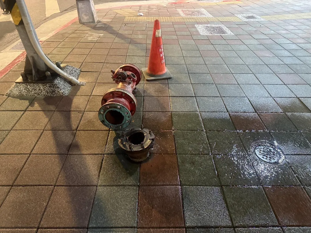 吊車駕駛未注意人行道上的消防栓，當場撞斷栓體導致大量自來水噴湧。（圖／翻攝畫面）