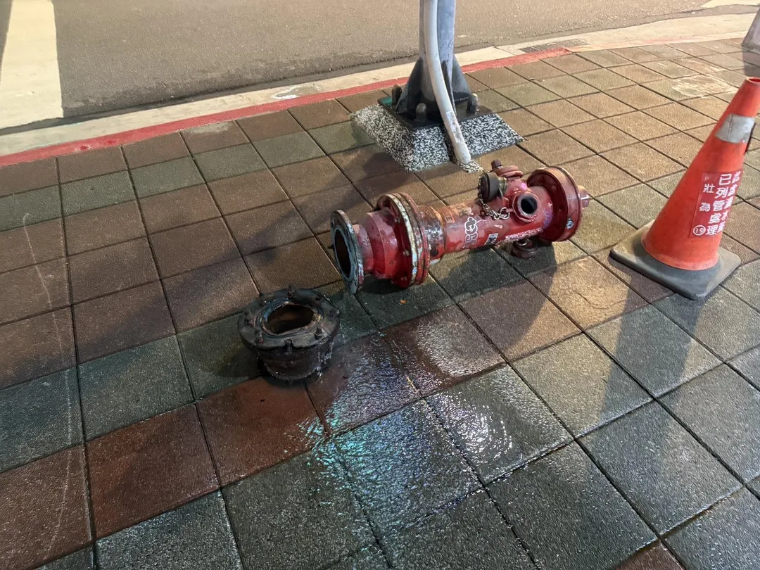 吊車駕駛未注意人行道上的消防栓，當場撞斷栓體導致大量自來水噴湧。（圖／翻攝畫面）