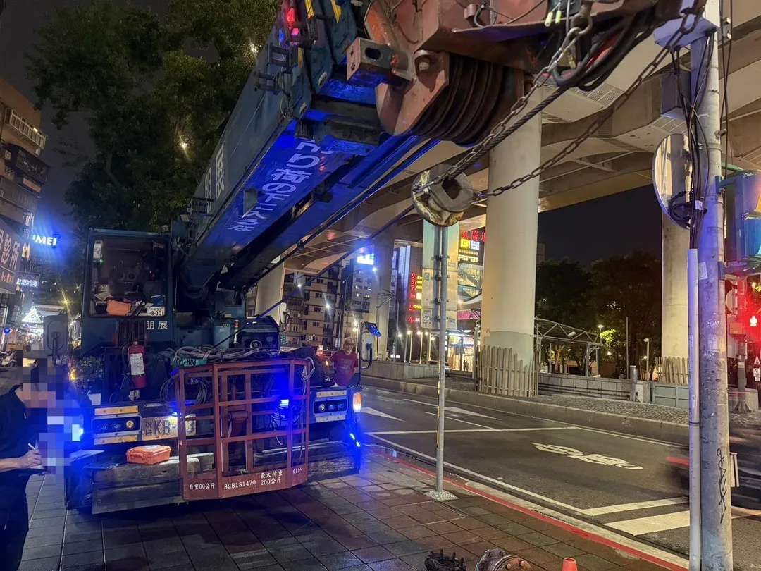 吊車駕駛未注意人行道上的消防栓，當場撞斷栓體導致大量自來水噴湧。（圖／翻攝畫面）