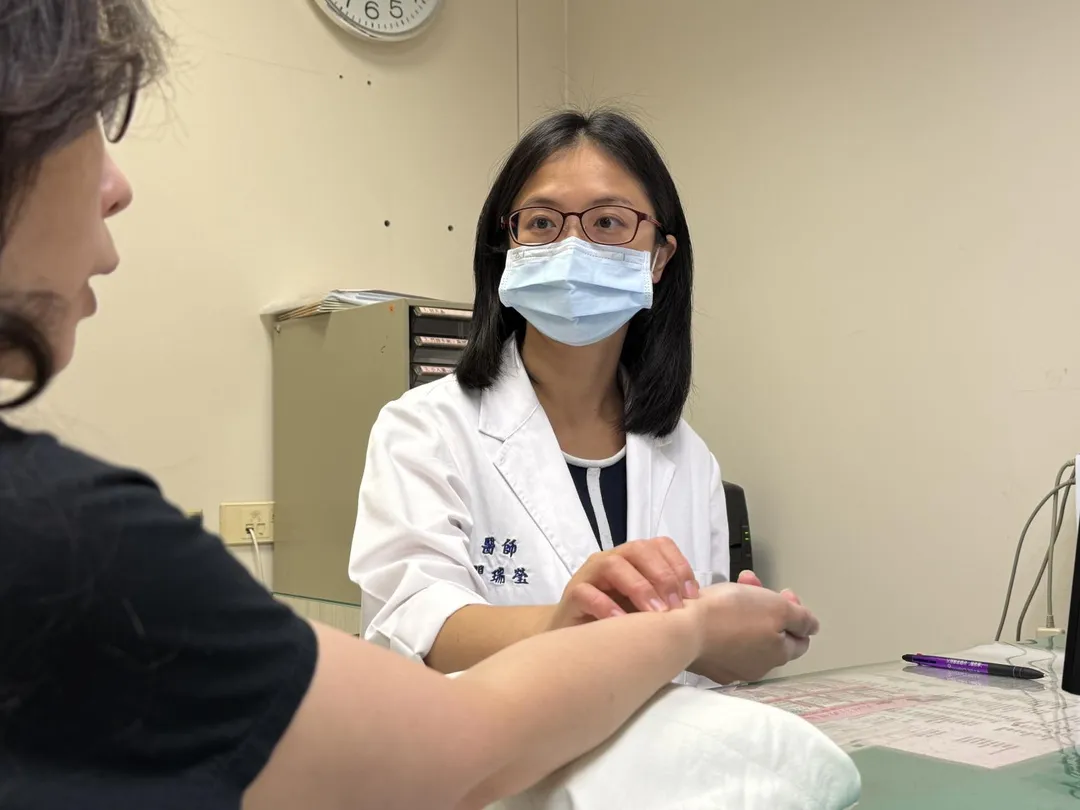 瞿瑞瑩中醫師表示，患者初診時虛弱到需要扶牆走進診間，坐下後直接趴在桌上，聲音微弱，狀態極差。(圖/馬偕醫院)