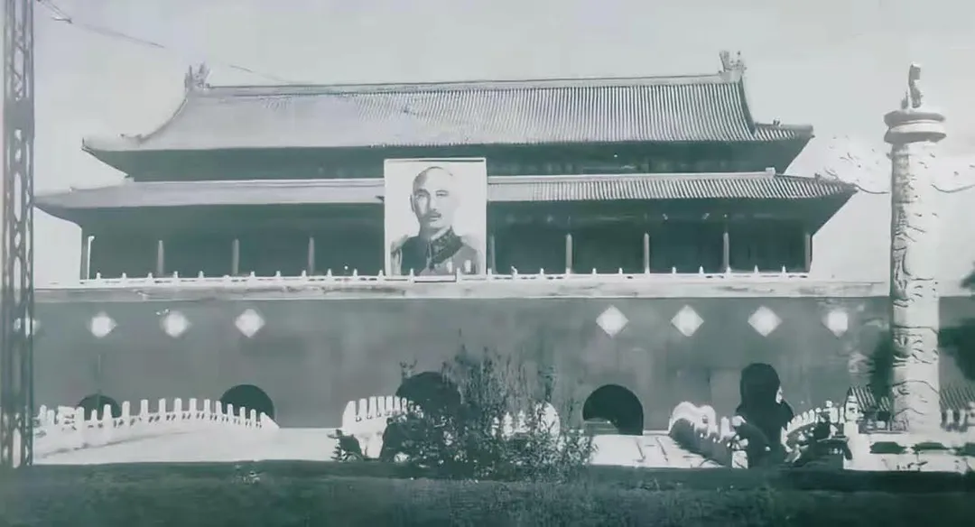 1945抗戰勝利當年，在北京慶祝活動時的掛圖，是當時的 蔣委員長。（翻攝自張雅屏臉書）
