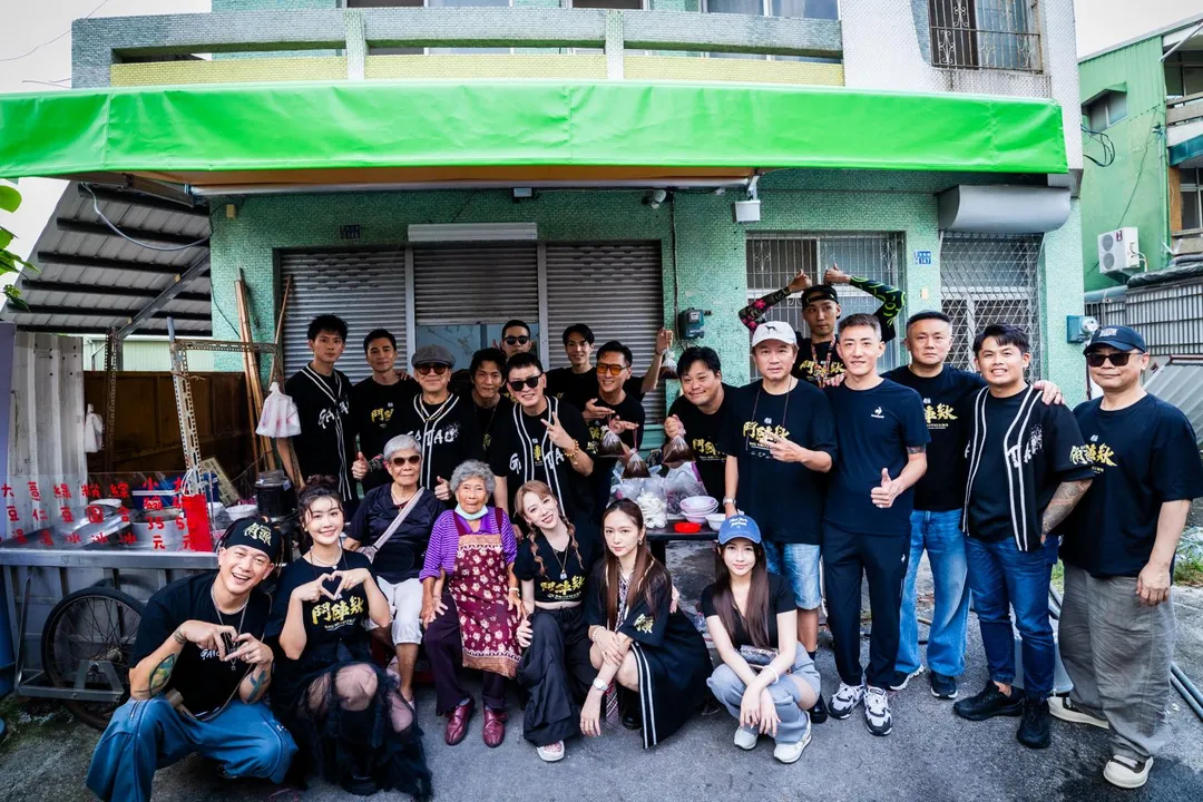 《角頭》劇組時隔一年再次拜訪嘉義阿婆粉圓冰。（圖／曼尼娛樂 提供）