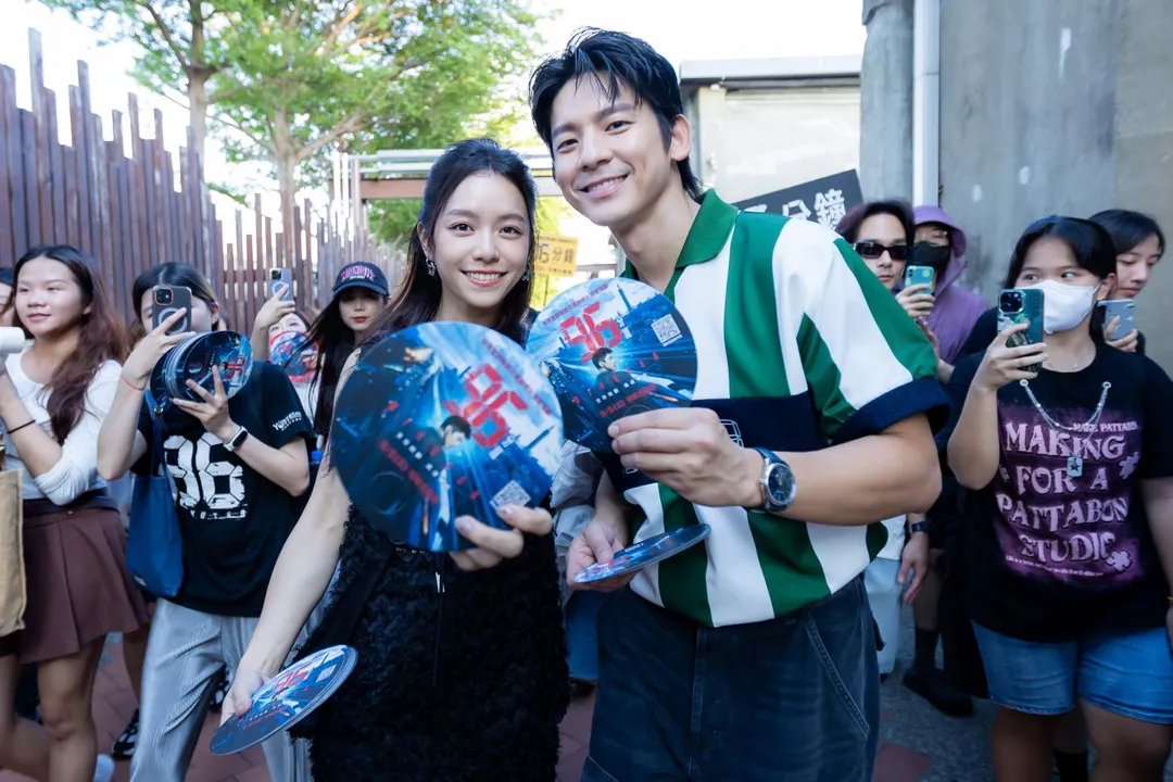 林柏宏（右）、宋芸樺（左）來到高雄駁二掃街造勢。（圖／華影國際 提供）