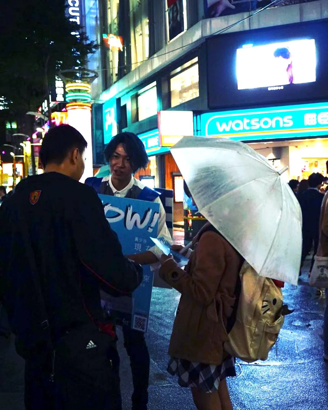 黃少谷回憶，當年網路媒體興起時，他選擇在西門町人潮中掛著專輯廣告看板親自發傳單。（圖／翻攝自黃少谷 臉書）