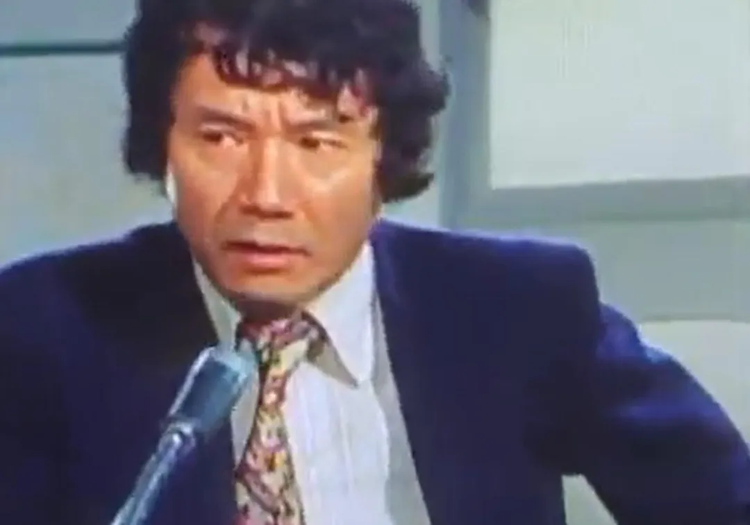 露口茂在長達718集的電視劇《向太陽咆哮！》中飾演資深刑警「山村一角」一角。（圖／翻攝Ｘ）