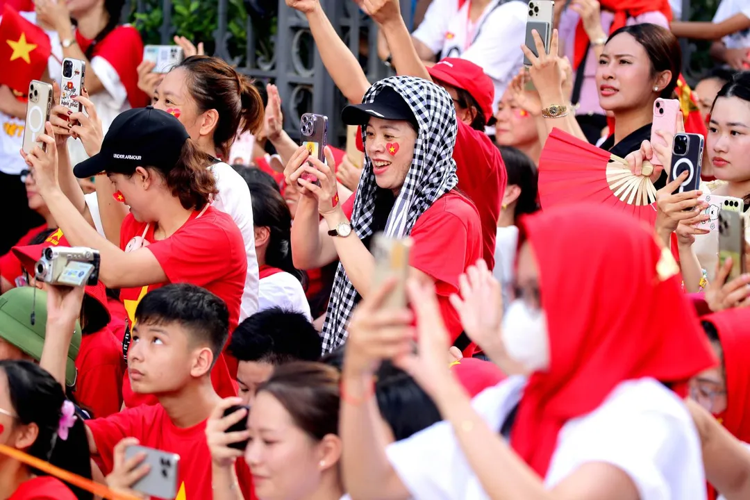 民眾在河內觀看及拍攝閱兵式。（圖／美聯社）