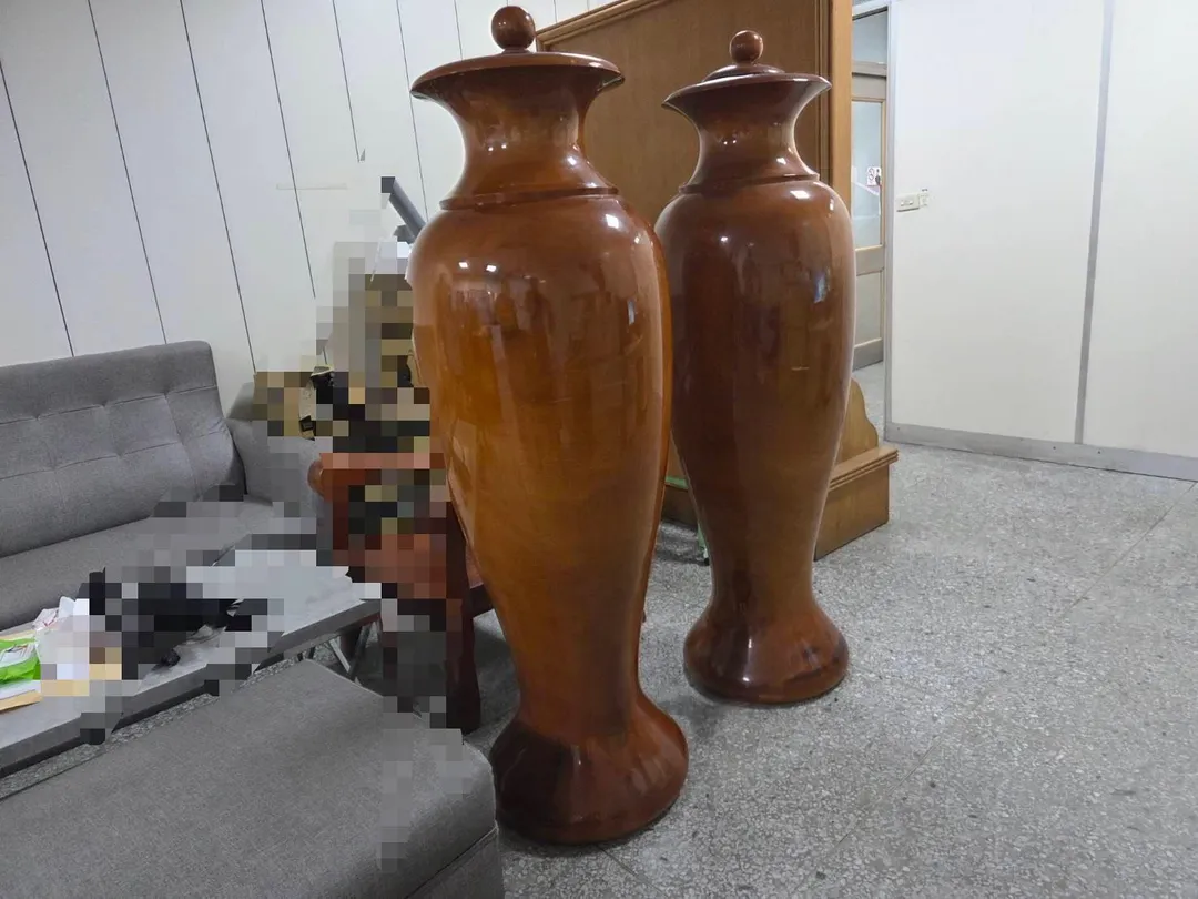 苗栗市一家佛教藝品店在上月進行店面整修時，竟遭受雇工人趁機竊取店內財物，造成店家損失高達80餘萬元。（圖/警方提供，下同）