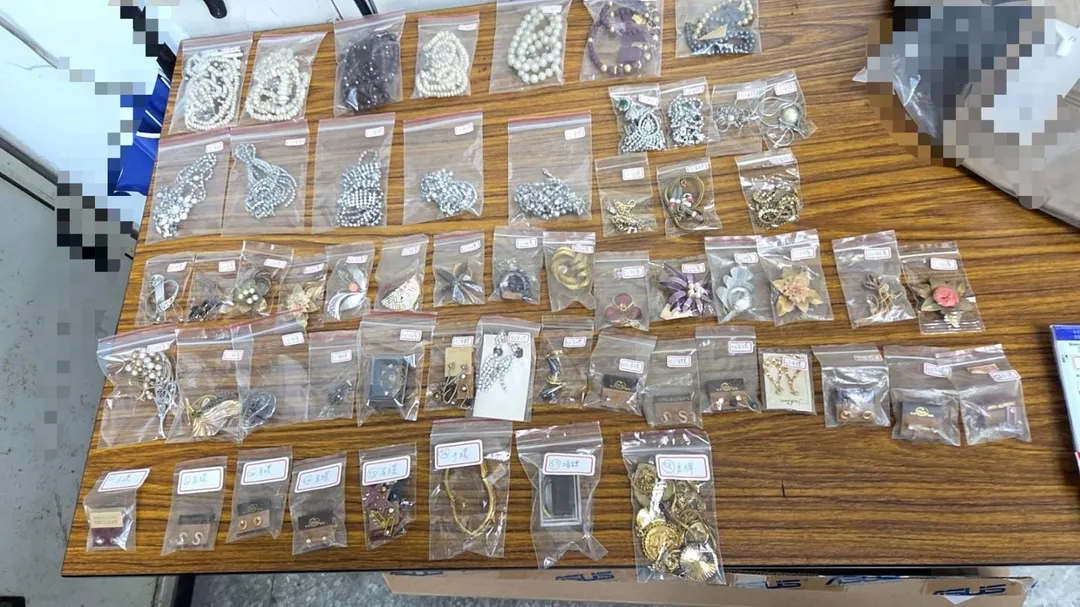 值得注意的是，失竊的肖楠木聚寶瓶高達160公分，一對價值約70萬元。（圖/警方提供）