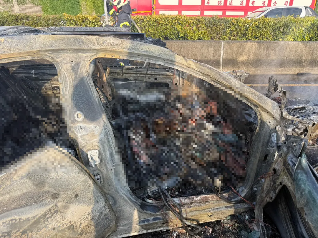國道一號北上215公里處員林路段今（2）日下午16時許發生重大車禍，3輛汽車發生追撞事故後起火燃燒。（圖/警消提供）