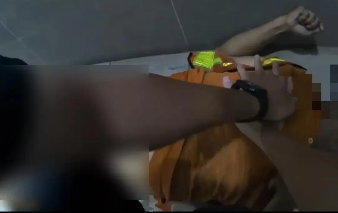 男子倒臥超商廁所員警CPR急救。（圖／翻攝畫面）