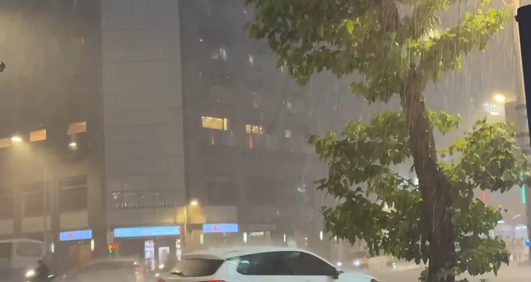 台北市市區晚間下起大雨。(圖/中天新聞)
