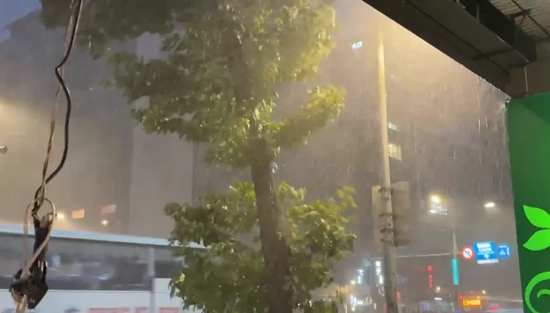 台北市市區晚間下起大雨,因正值下班時間,北市府提醒用路人小心。(圖/中天新聞)
