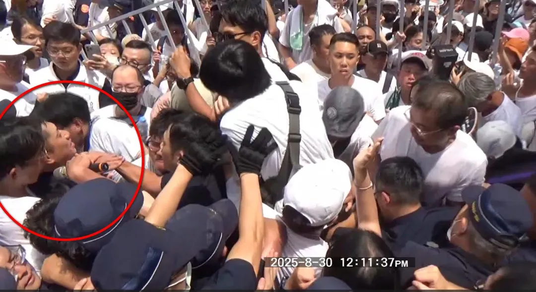 民眾黨8月30日舉行「司法改革公民走讀」活動，與警方爆發推擠，8名員警因此受傷。（圖/資料照片）