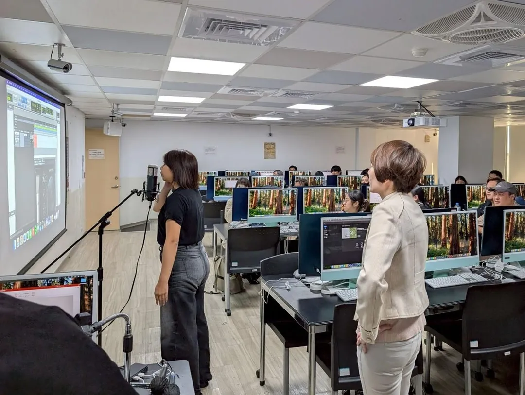 世新大學「廣電影音製播人才創意培訓計畫」學員在課程期間熟悉了燈光、成音、剪輯等技術。(圖/世新大學提供)