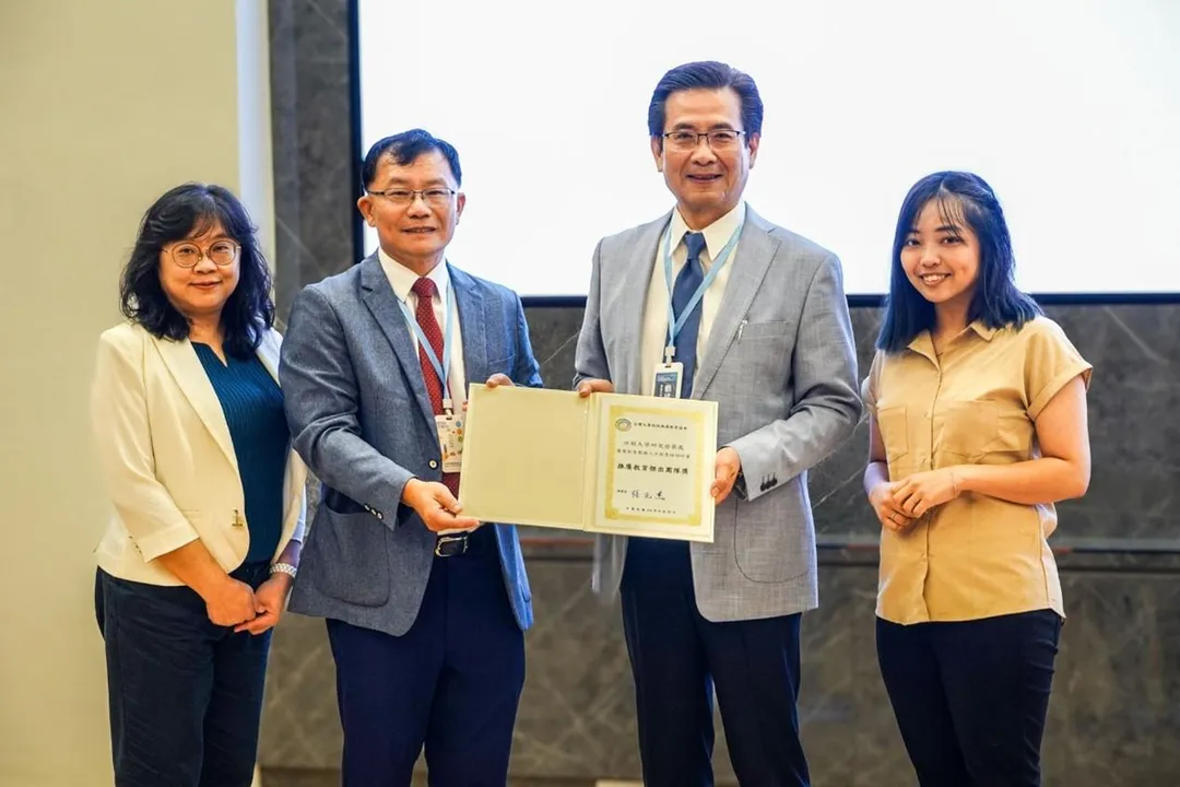 台灣大專校院推廣教育協會理事長張元杰(左二)頒發推廣教育傑出團隊獎,世新大學研發長賴建都(右二)率產學暨推廣中心同仁領獎。(圖/世新大學提供)