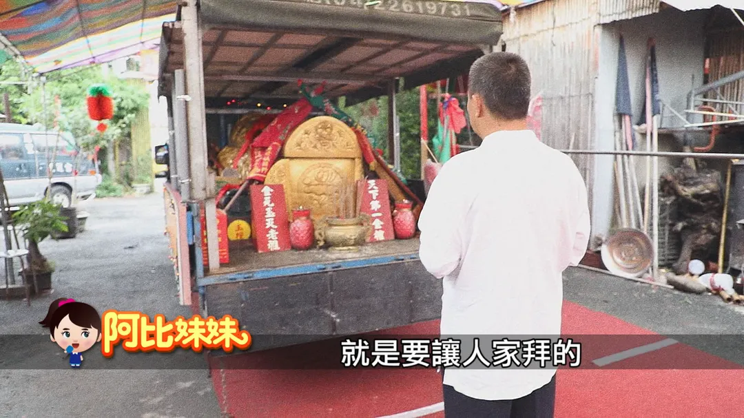 這具金棺由千年樟木所製，遭遇火災竟未損失半分，傳奇故事吸引許多信徒參拜。（圖／中天新聞）