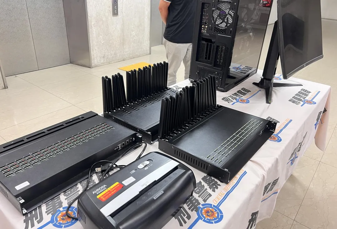 警方查扣詐騙機房相關贓證物。（圖／翻攝畫面）