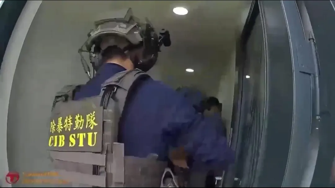 除暴特勤隊破門攻堅。（圖／翻攝畫面）