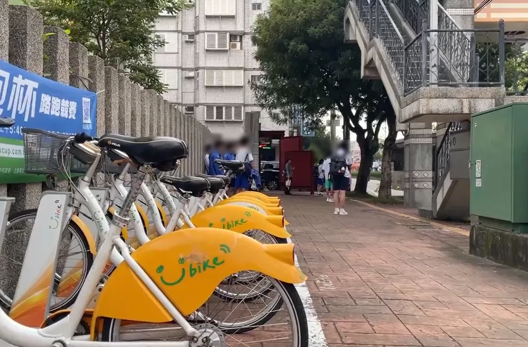 由於525號公車遲遲不來,9月1日當天有學生直接改騎Ubike趕到學校。(圖/中天新聞)