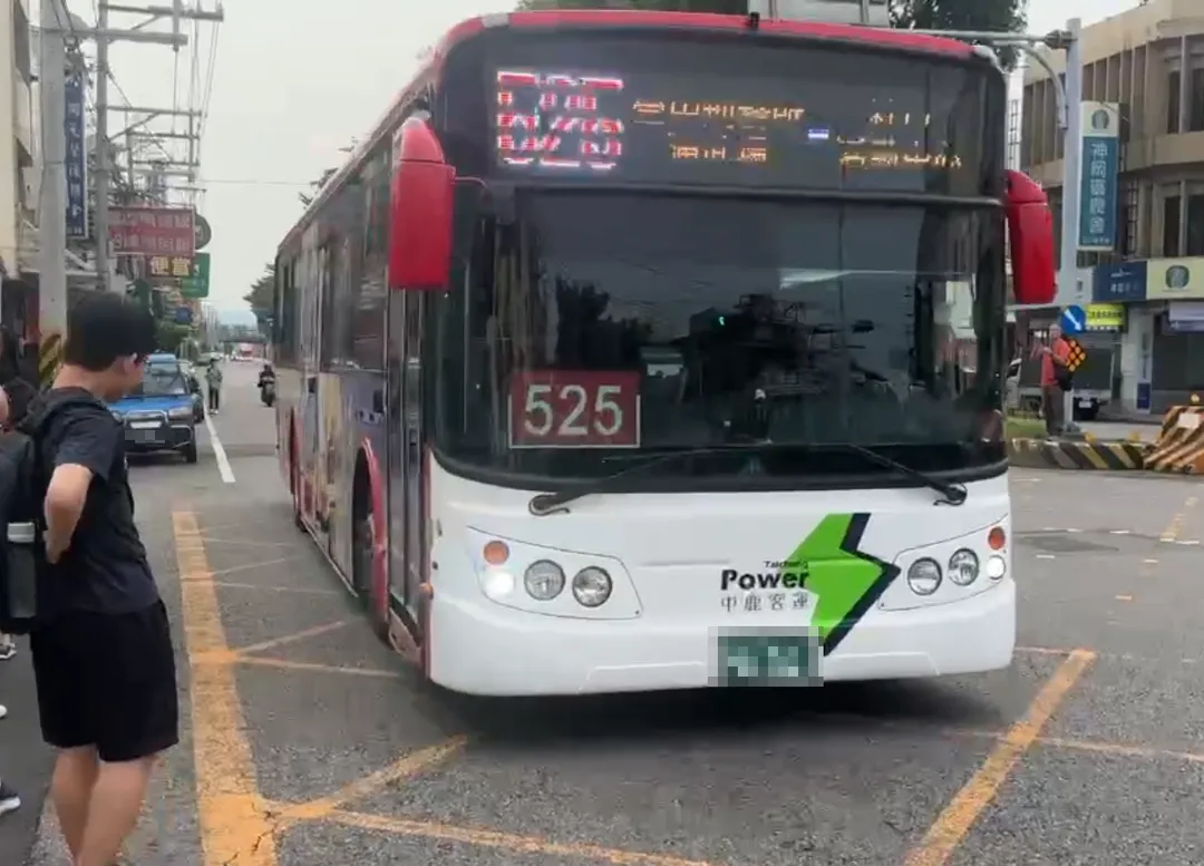 台中市525路線公車在9月1日開學日當天發生嚴重脫班事件,影響超過70名學生。(圖/中天新聞)