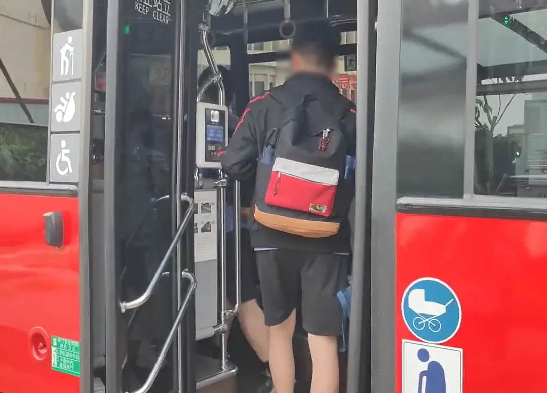 許多神岡區、大雅區的學生需要搭乘525號公車到市區上學。(圖/中天新聞)