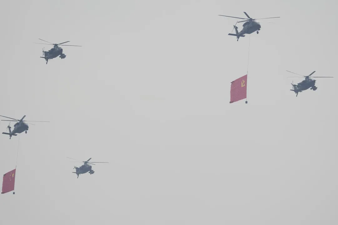 閱兵式上的解放軍直升機。（圖／美聯社）