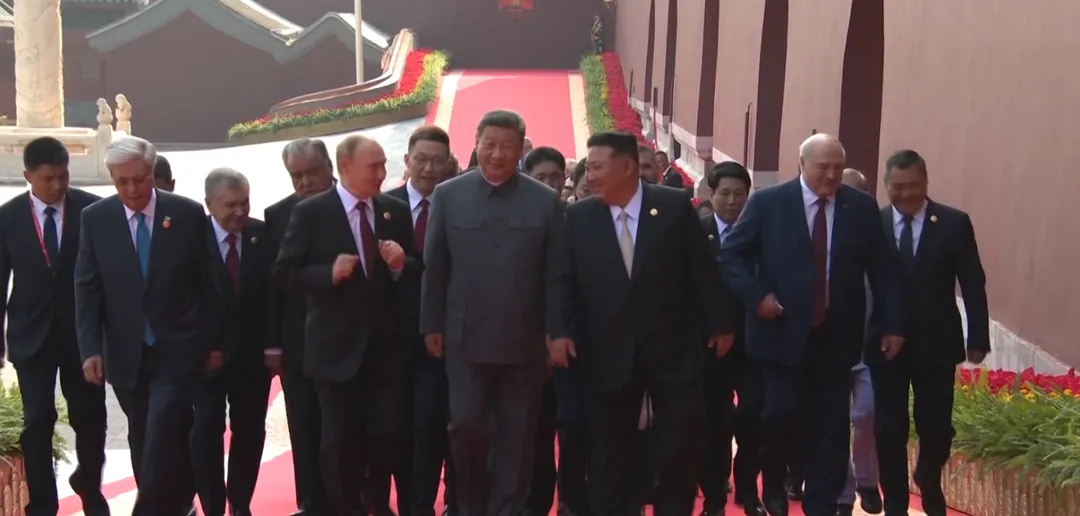 習近平、普丁、金正恩步入會場。（圖／CCTV+）