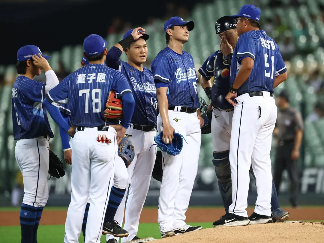 李東洺3局控球失靈。（圖／翻攝自富邦悍將臉書）