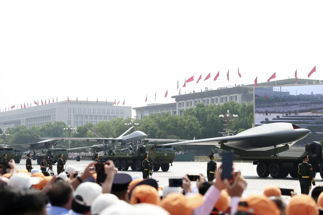 空中無人作戰方隊接受檢閱。（圖／新華社）