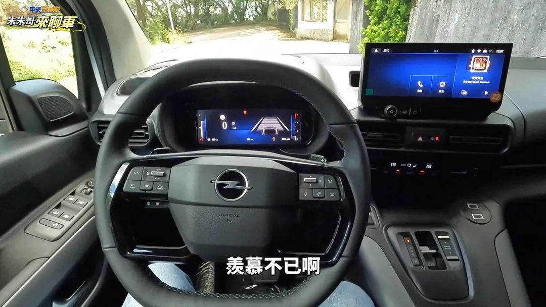 全新 Combo 導入 10 吋數位儀表與 10 吋中央多媒體螢幕，支援無線 Apple CarPlay 與 Android Auto。（圖／中天車享家）