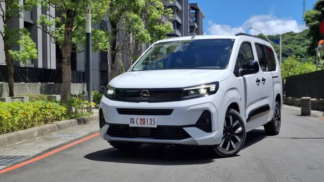 Combo 採用 1.5L BlueHDi 柴油渦輪引擎，輸出 130hp 與 30.6kgm 扭力，低轉速即可爆發強勁推力。（圖／中天車享家）