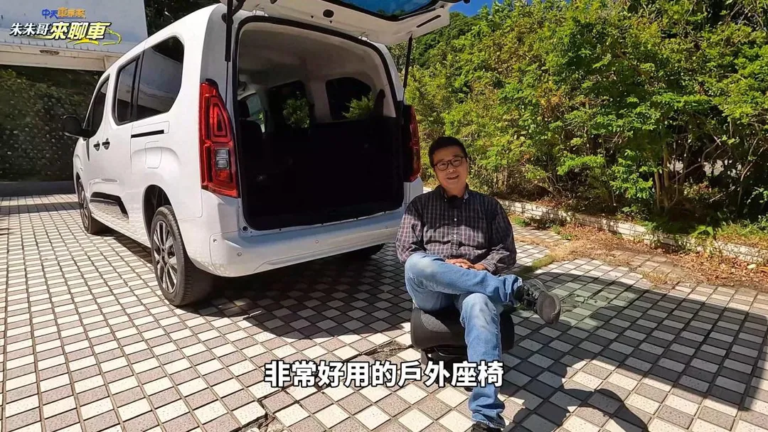 七人座設定則提供靈活的座椅收納變化，第二排支援一鍵放倒，第三排更具備舒適泡棉設計，甚至能拆卸變成戶外椅，凸顯實用機能。（圖／中天車享家）