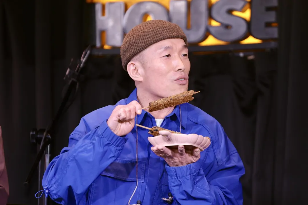 Leenalchi樂團主唱安二鎬大啖豬血糕。（圖／樂吉事達 提供）