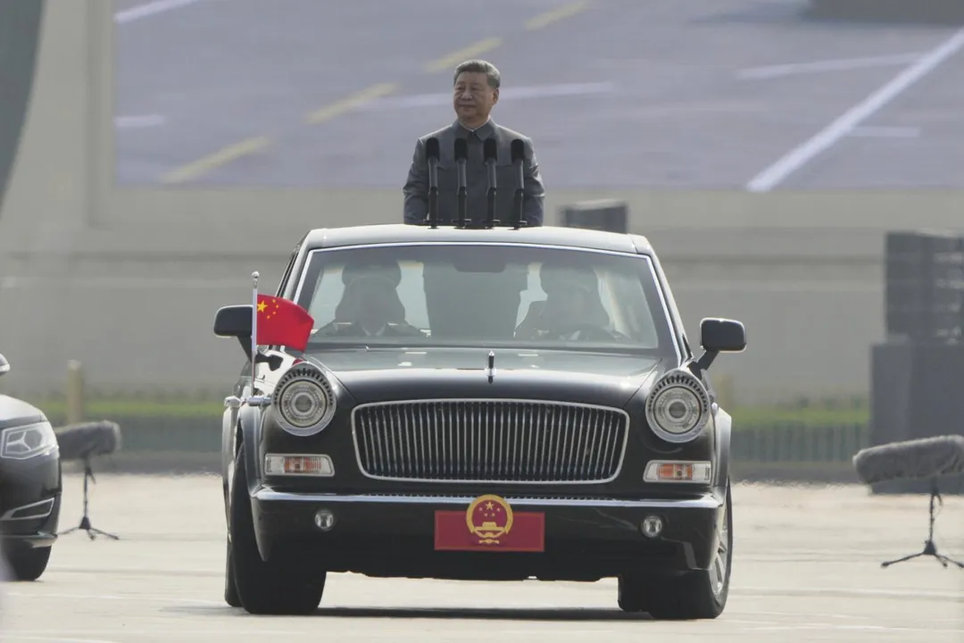 習近平搭乘紅旗檢閱車。（圖／美聯社）