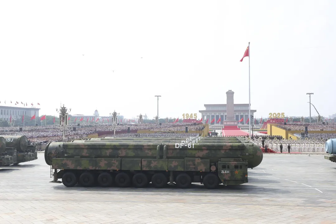 核導彈第一方隊接受檢閱。圖為「東風-61」陸基洲際導彈。（圖／新華社）