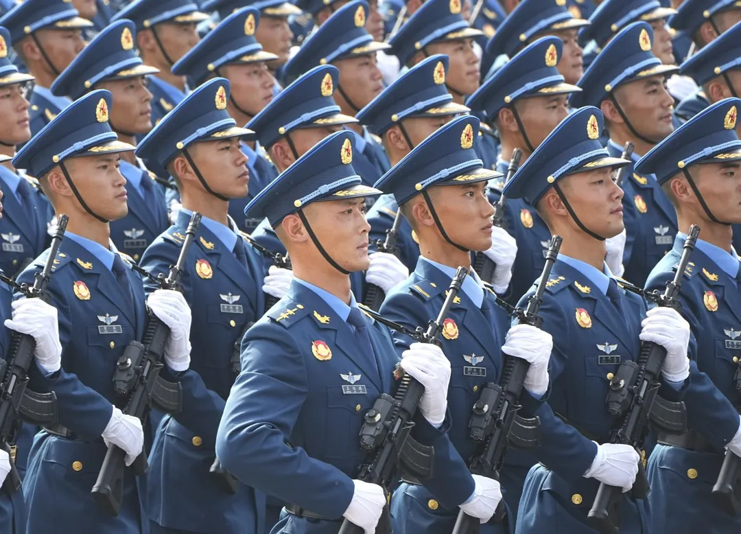 空軍方隊接受檢閱。（圖／新華社）