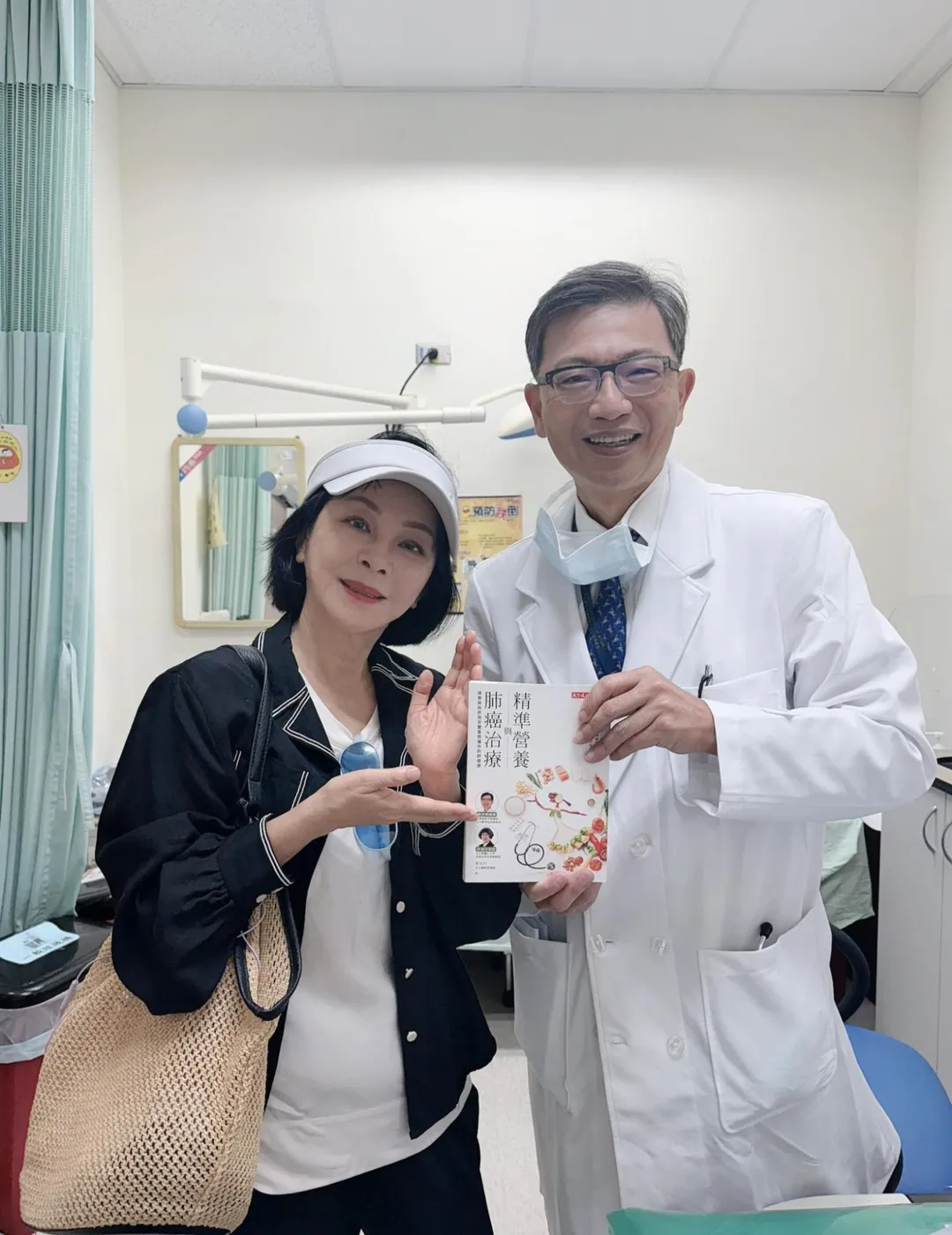 吳淡如（左）8月到醫院看健檢結果，發現肺部的20顆「小白花」（肺部結節）雖然沒有消失的跡象。（圖／翻攝吳淡如 臉書）