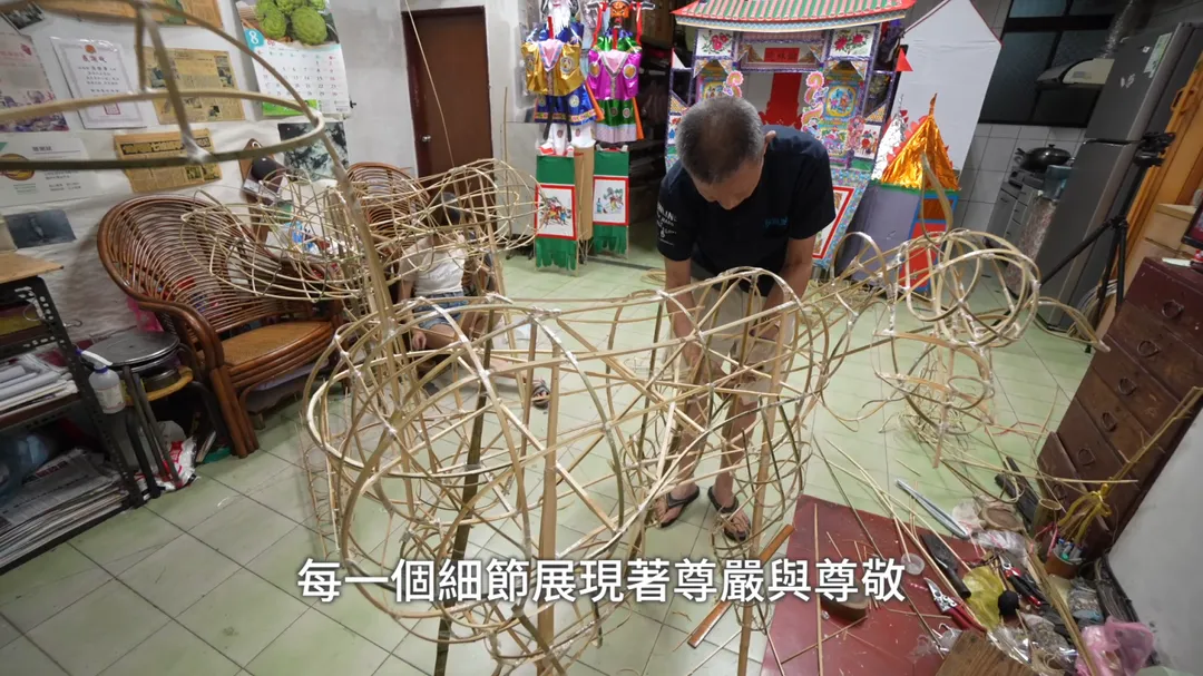 糊紙藝術創作過程。(圖/新北市民政局)