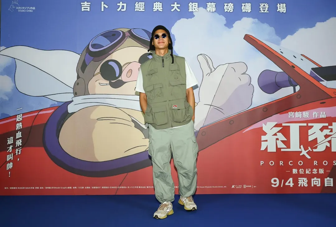 阿夫因膚色較黑自嘲像山豬。（圖／甲上娛樂 提供）