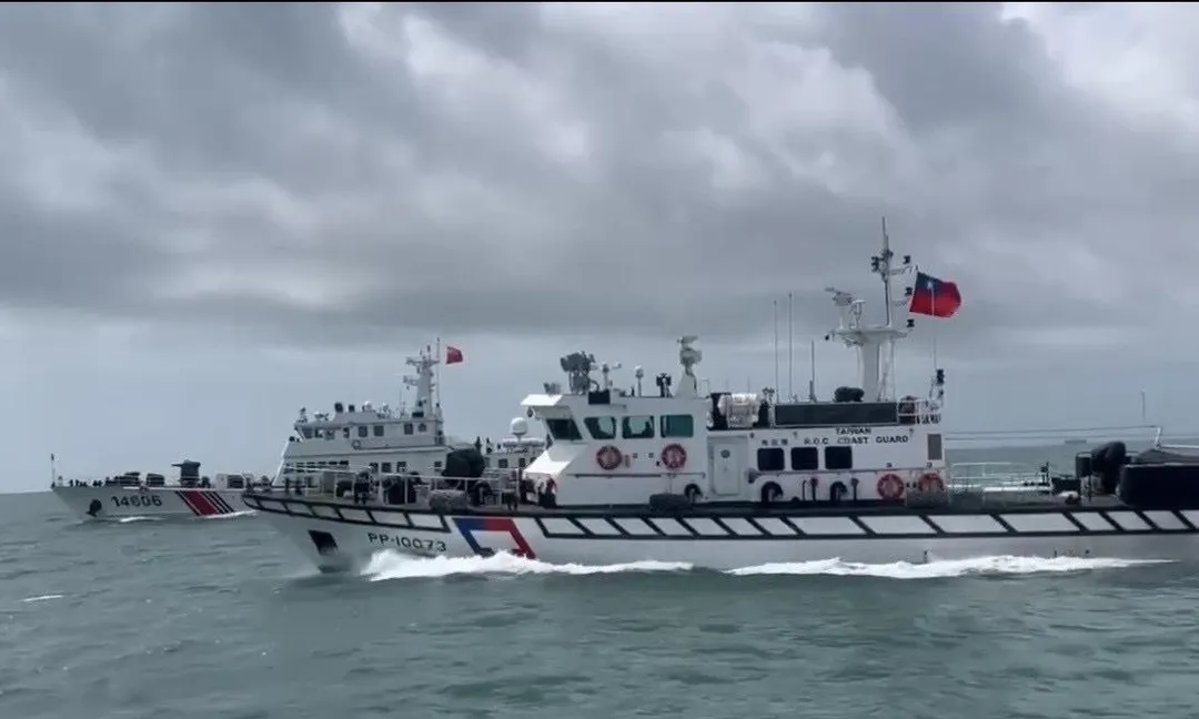 海巡署偵獲大陸海警船,全程派艇併航驅離。(圖/海巡署提供)